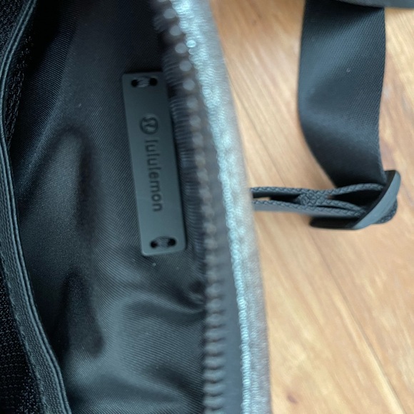 Lululemon Cross Body Belt Bag Silver/Black - Picture 8 of 8